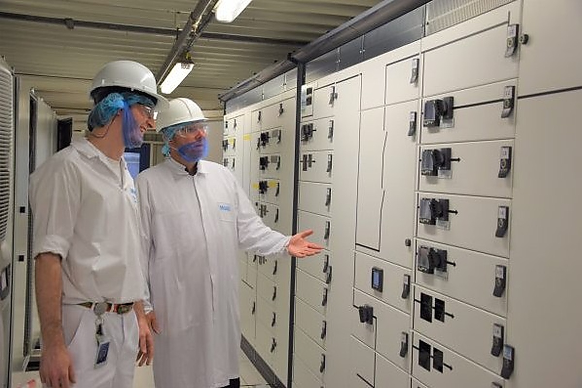 Medewerkers inspecteren de vernieuwde besturingskasten van de proceskeuken in de Mars-fabriek in Oud-Beijerland. Actemium in Nederland.