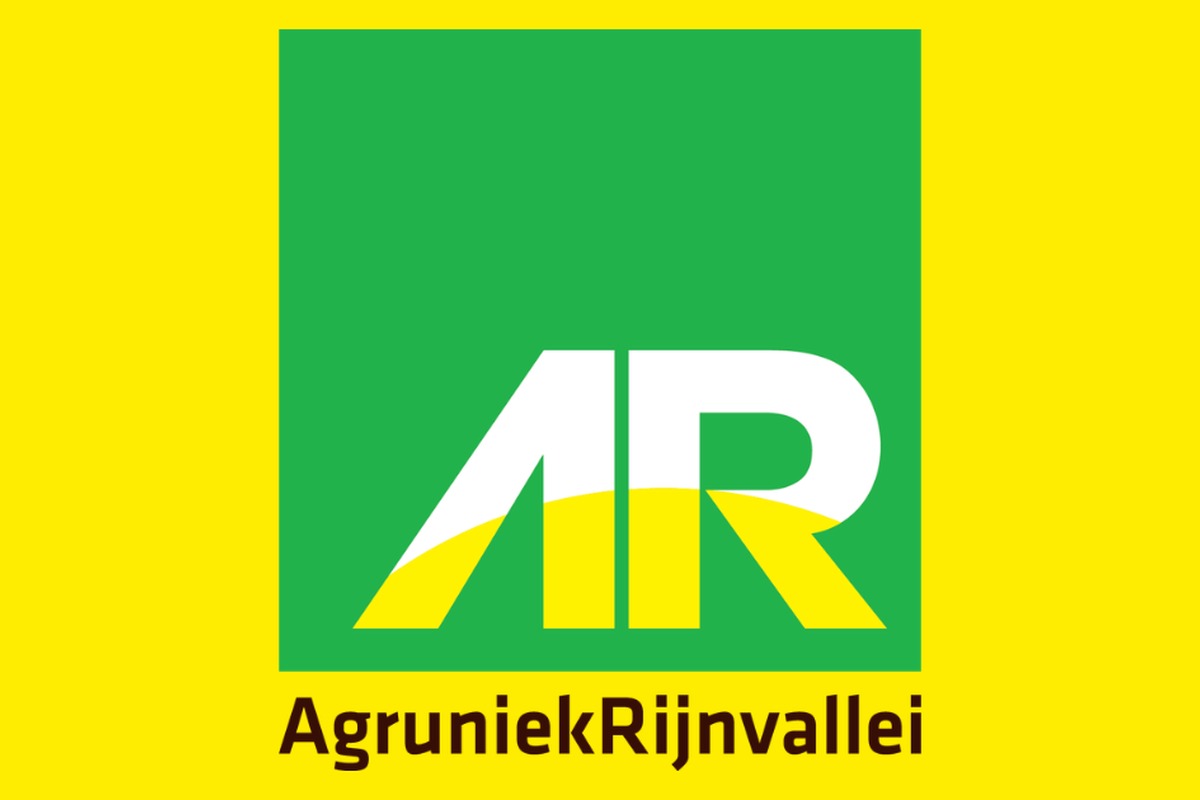 Logo van AgruniekRijnvallei (AR) op een gele achtergrond met een groen vlak en witte letters AR. Actemium ondersteunt AgruniekRijnvallei met technische oplossingen en onderhoud voor industriële processen en productielocaties.