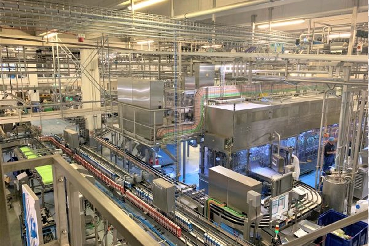 Geautomatiseerde productielijn in een moderne voedingsmiddelenfabriek met transportbanden, vulmachines en verpakkingsinstallaties