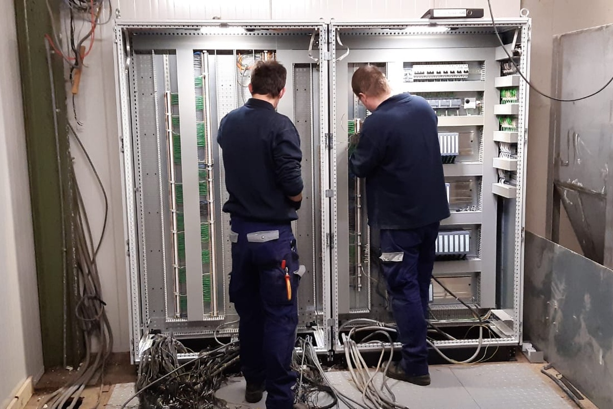 Monteurs Actemium kast aansluiten