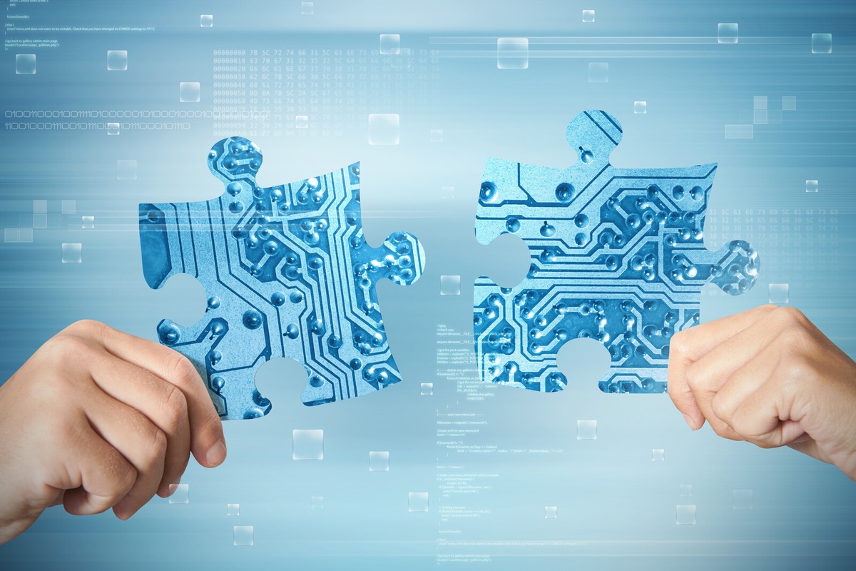Digitale puzzelstukken symboliseren de verbinding tussen cybersecurity, compliance en samenwerking binnen een NIS2-strategie van Actemium in Nederland.