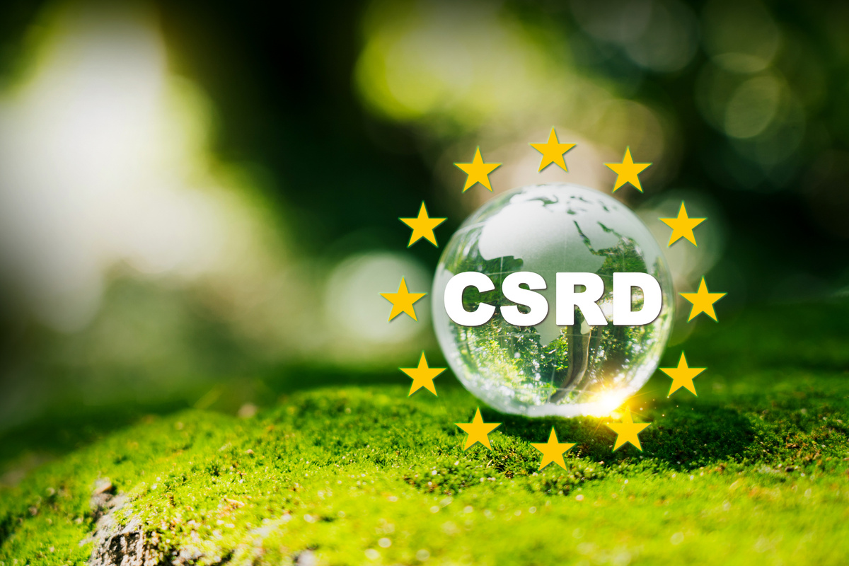 Glazen wereldbol met de tekst CSRD, omringd door Europese sterren, als symbool voor duurzaamheidsrapportage en Europese regelgeving. Actemium in Nederland