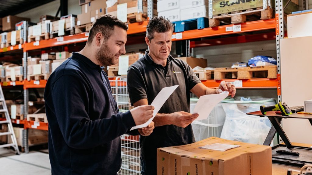 Medewerkers Inspecteren Zending Actemium In Nederland Locatie Veghel