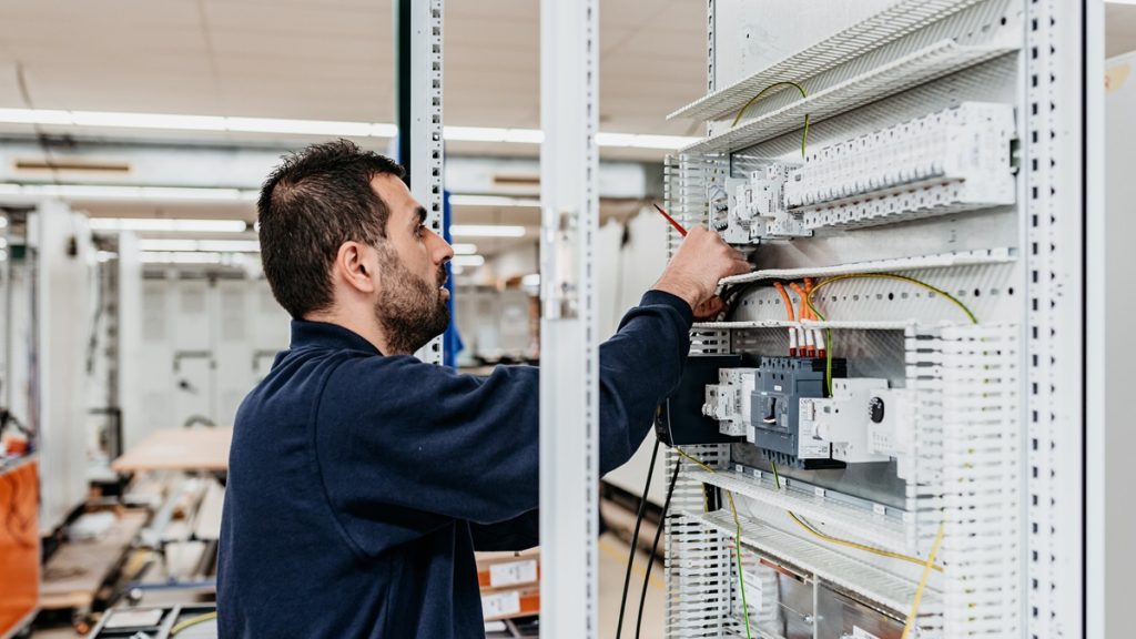 Monteur Werkt Aan Paneelkast Actemium In Nederland Locatie Veghel
