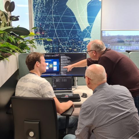 Experts werken samen aan digitale oplossingen en datagedreven automatisering om productieprocessen slimmer, autonomer en toekomstbestendiger te maken door Actemium in Nederland.