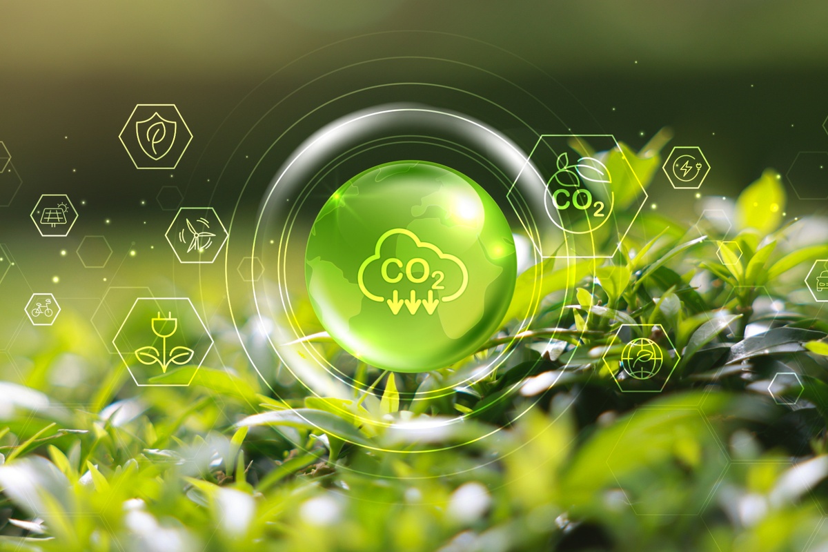 Groene CO₂-reductievisualisatie met planten, wereldbol en iconen voor duurzame energie, circulariteit en klimaatvriendelijke technologie. Actemium in Nederland.