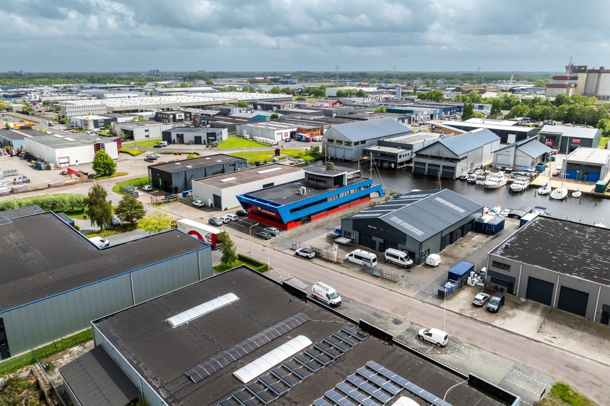 Actemium locatie in Drachten. Een lucht foto van een opvallend pand, geïnspireerd in de vorm van een schip, huisvest een team van specialisten die werken aan industriële automatiseringsoplossingen voor de foodsector, recycling en proceswater.