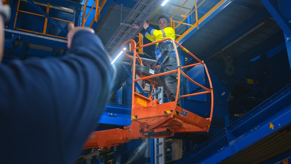 Technisch onderhoud aan industriële installatie vanuit hoogwerker