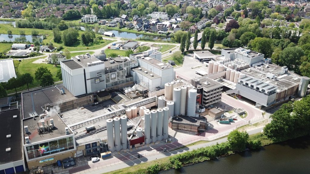 Dronebeeld van de FrieslandCampina-productielocatie in Lochem waar de productiecapaciteit is uitgebreid met ondersteuning van Actemium.
