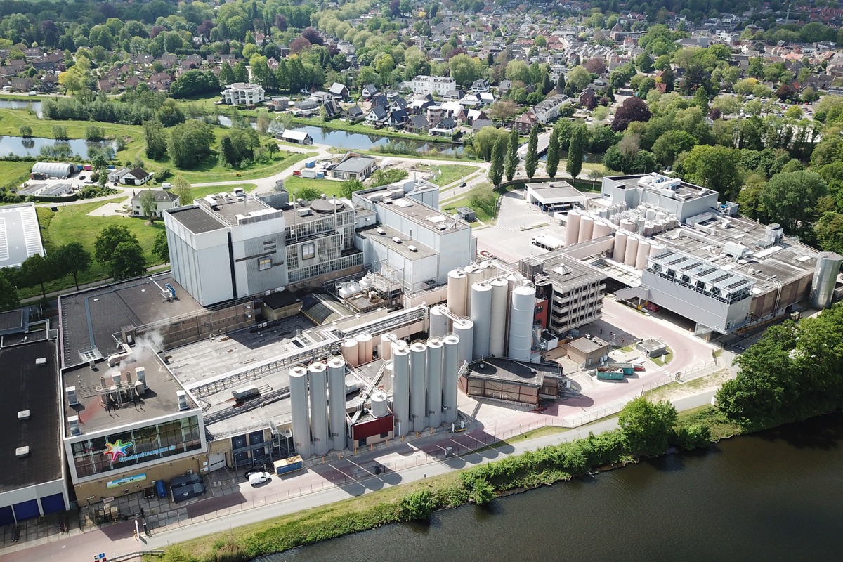Dronebeeld van de FrieslandCampina-productielocatie in Lochem waar de productiecapaciteit is uitgebreid met ondersteuning van Actemium.