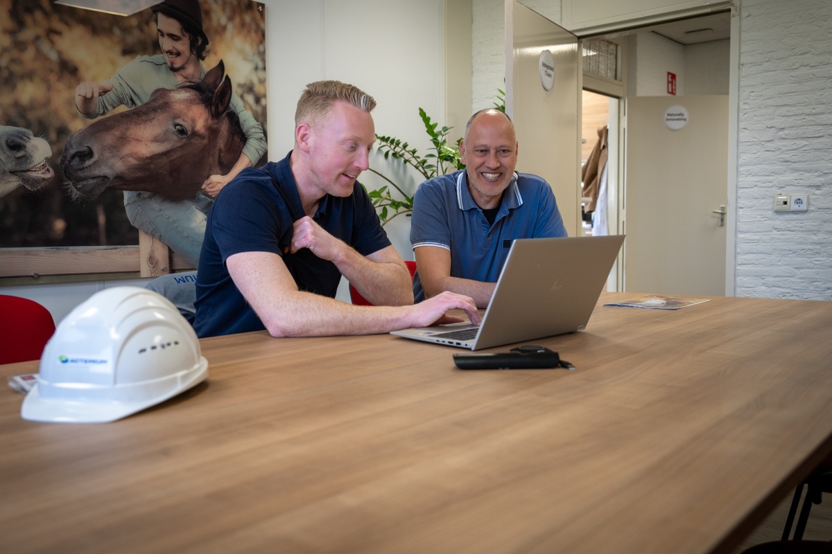 Specialisten van Actemium Eindhoven bespreken een industriële automatiseringsoplossing voor de foodindustrie tijdens een projectoverleg.