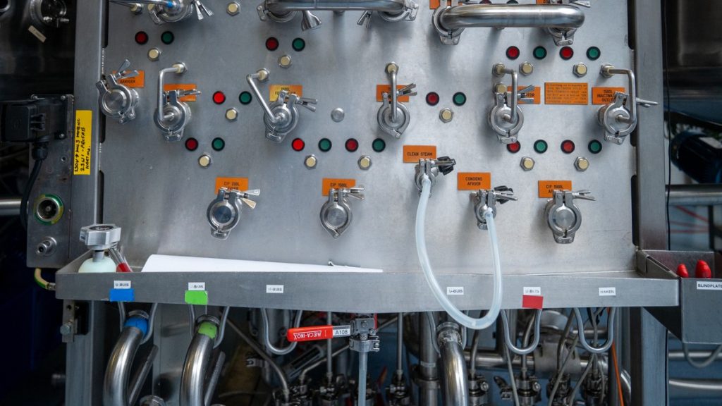 Actemium-medewerker bij een procesinstallatie van MSD Animal Health in de life sciences industrie