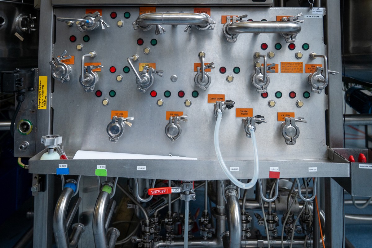 Actemium-medewerker bij een procesinstallatie van MSD Animal Health in de life sciences industrie