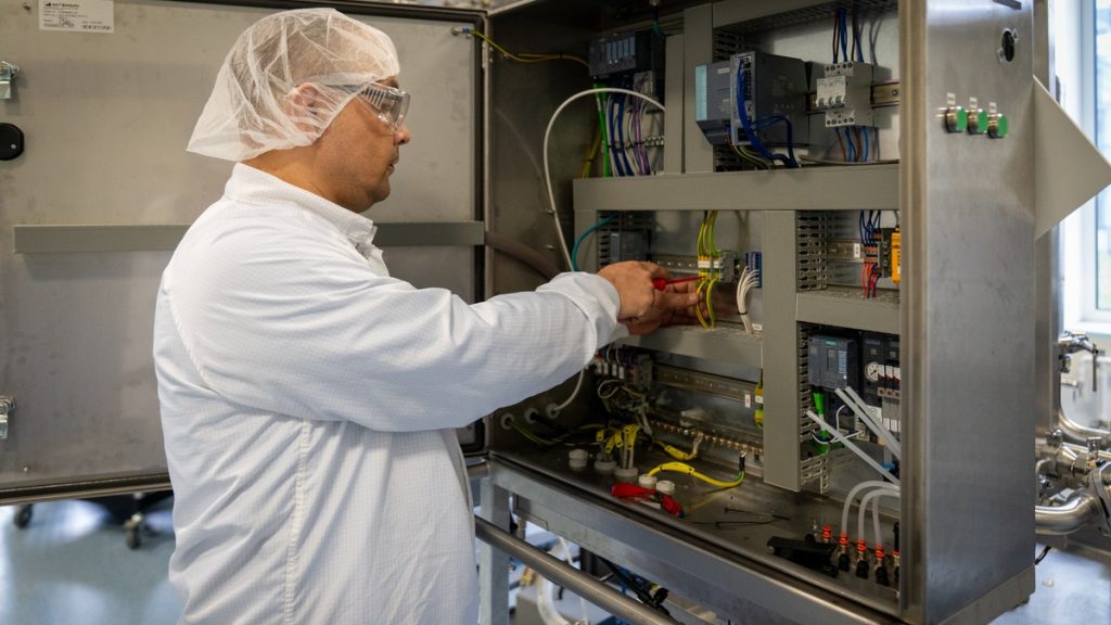 Actemium-technicus voert inbedrijfstelling uit aan een besturingssysteem bij MSD Animal Health