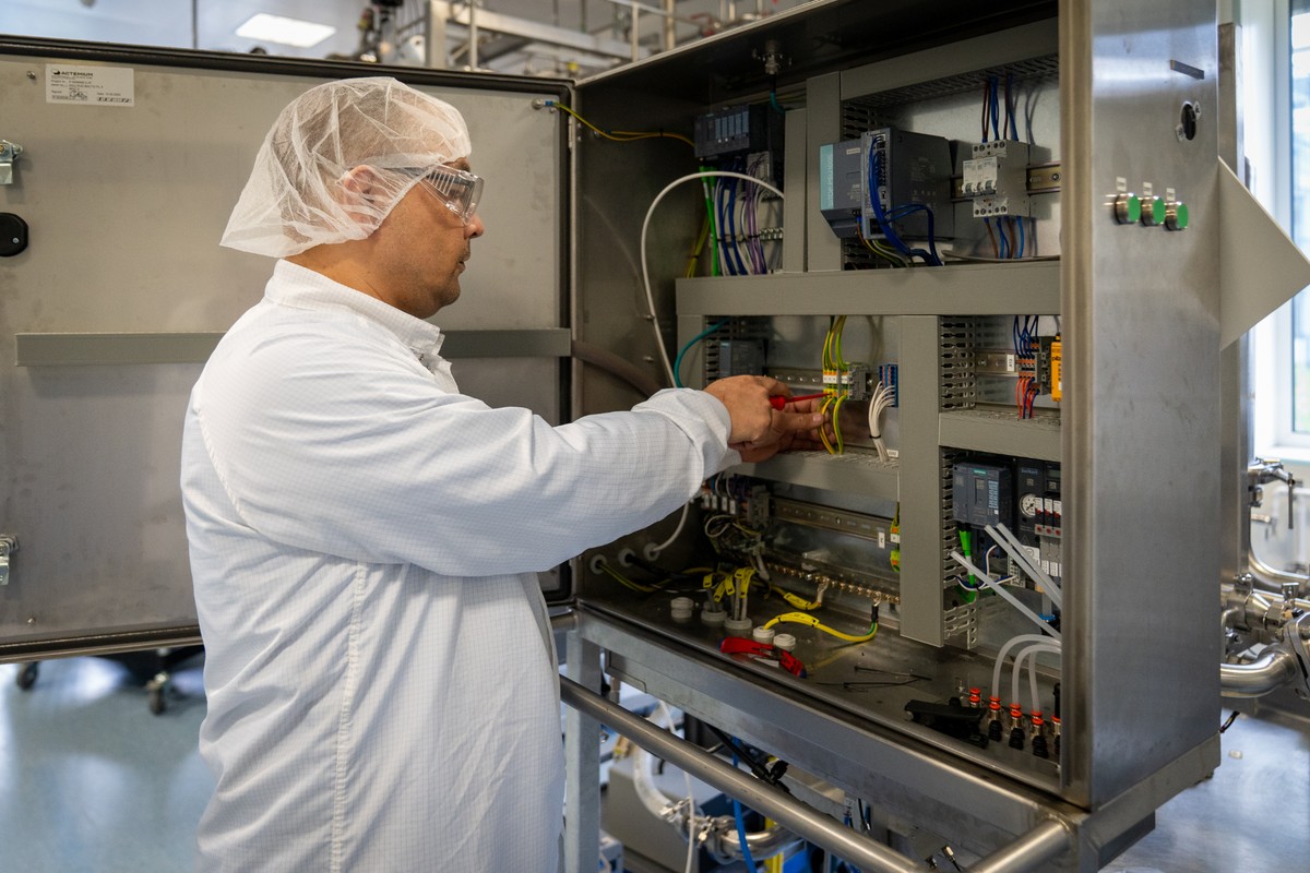 Actemium-technicus voert inbedrijfstelling uit aan een besturingssysteem bij MSD Animal Health