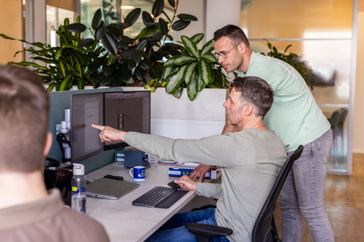 Engineers werken aan softwareontwikkeling en industriële automatisering binnen de life sciences industrie