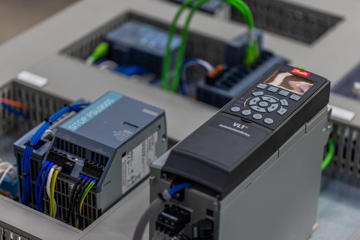 Siemens PCS 7 besturingskast in aanbouw voor MSD Animal Health binnen de life sciences industrie