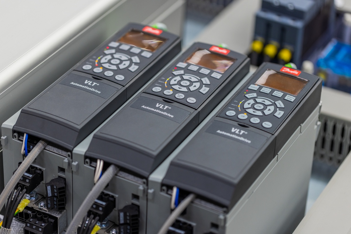 Danfoss frequentieregelaar en Siemens automatiseringshardware in een testopstelling van Actemium Paneelbouw Schijndel