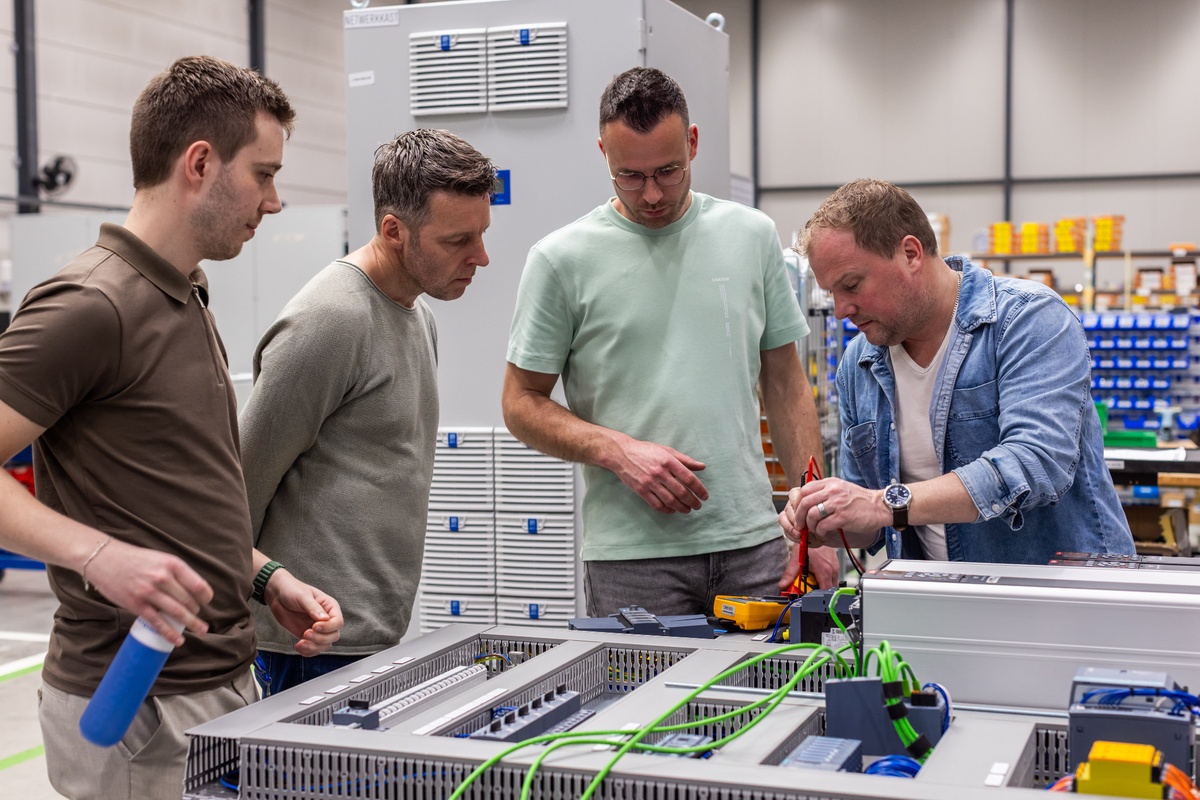Overleg tijdens een Factory Acceptance Test van Siemens PCS 7 panelen voor MSD Animal Health