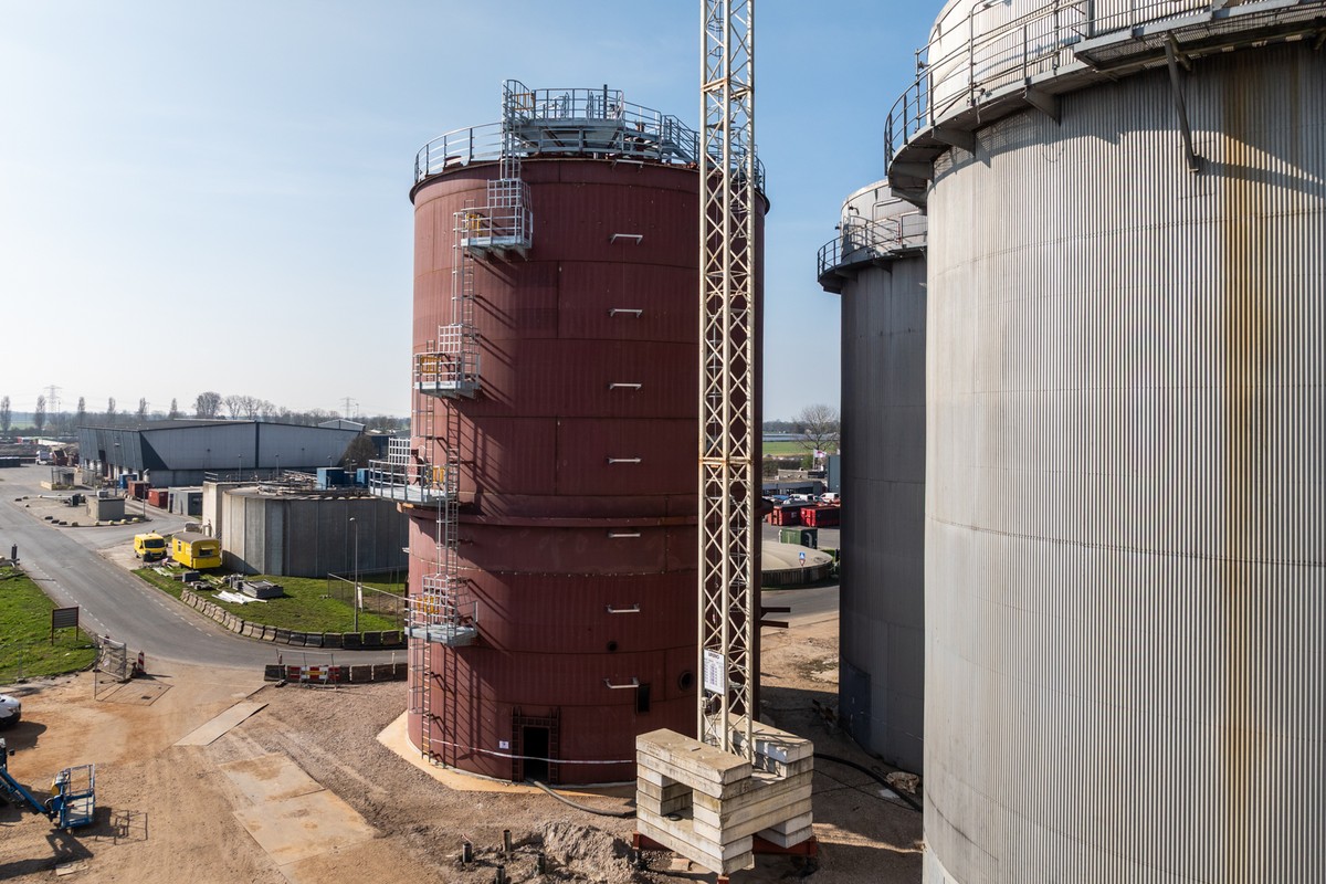Opslagtanks en industriële procesinstallaties op de locatie van Omrin in Oudehaske voor duurzame verwerking en energieproductie.