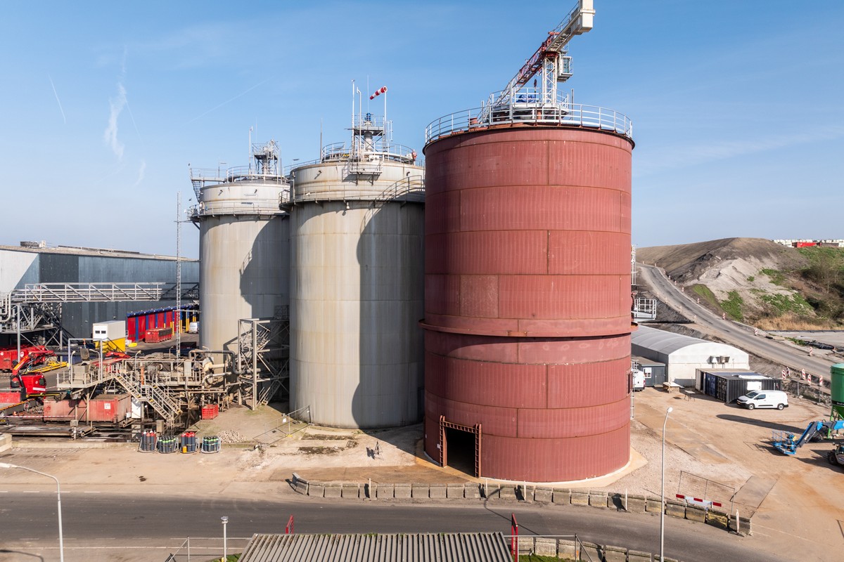 Opslagtanks en industriële procesinstallaties op de locatie van Omrin in Oudehaske voor duurzame verwerking en energieproductie.