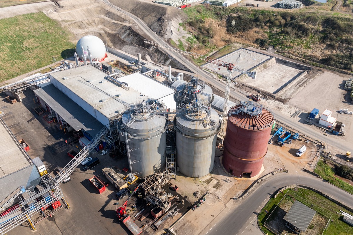 Luchtfoto van vergistingsinstallaties op de locatie van Omrin in Oudehaske.