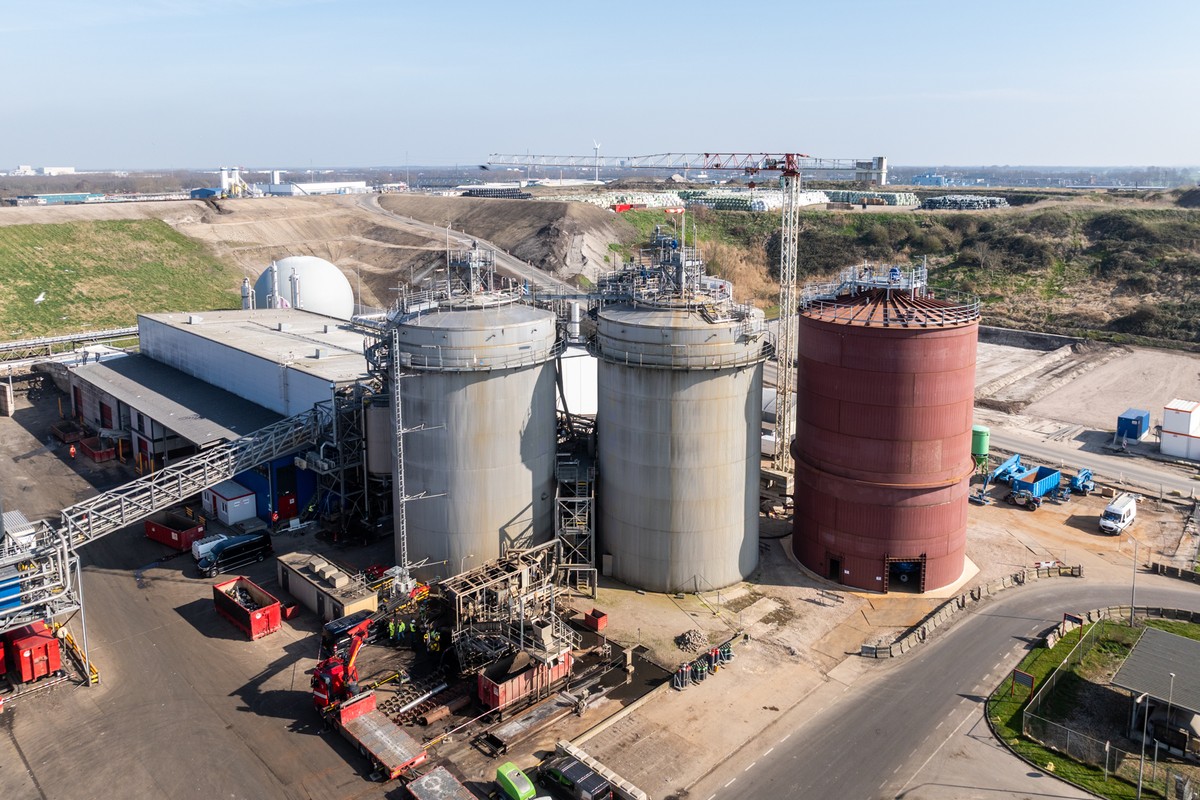 Luchtfoto van vergistingsinstallaties op de locatie van Omrin in Oudehaske.
