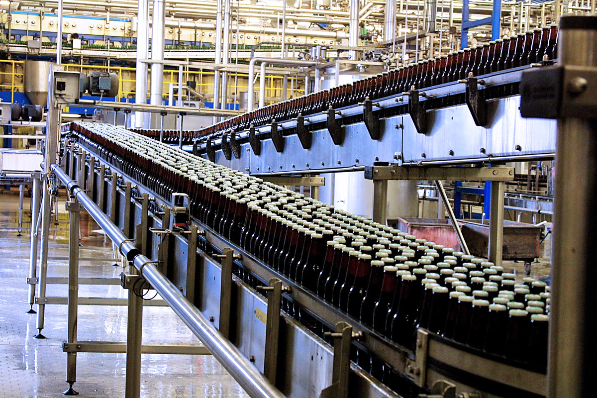 Bierflessen op een productielijn van Royal Swinkels in de beverage industrie met automatiseringsoplossingen van Actemium
