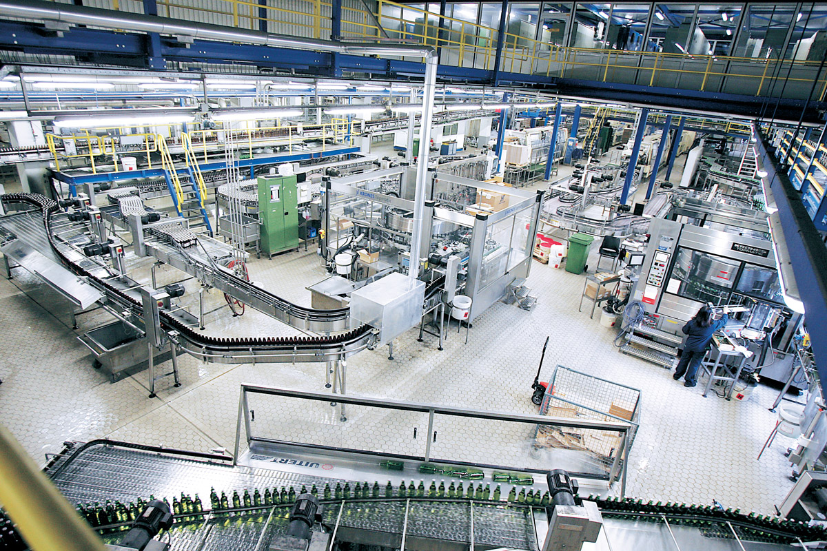 Overzicht van een geautomatiseerde bottel- en verpakkingsinstallatie van Royal Swinkels in de beverage industrie