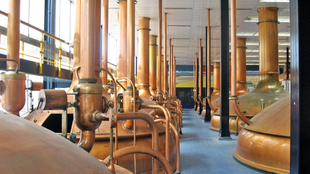Historische koperen brouwketels in de brouwerij van Royal Swinkels binnen de beverage industrie