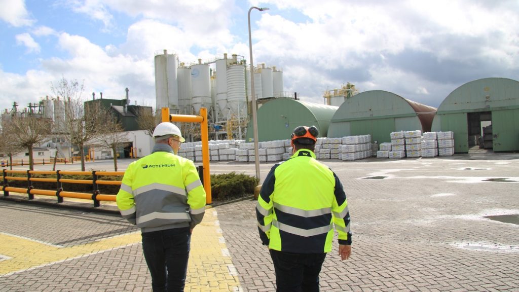 Nieuw besturingssysteem voor Sibelco in Geertruidenberg vanuit Actemium in Doetinchem. Nieuw besturingpaneel incl. PLC