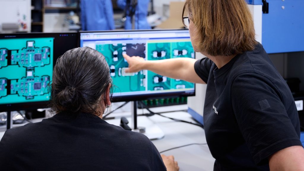 2 Medewerkers Bekijken PCB Plaat Actemium In Nederland Locatie Uden