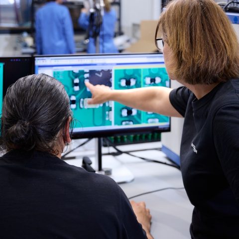 2 Medewerkers Bekijken PCB Plaat Actemium In Nederland Locatie Uden