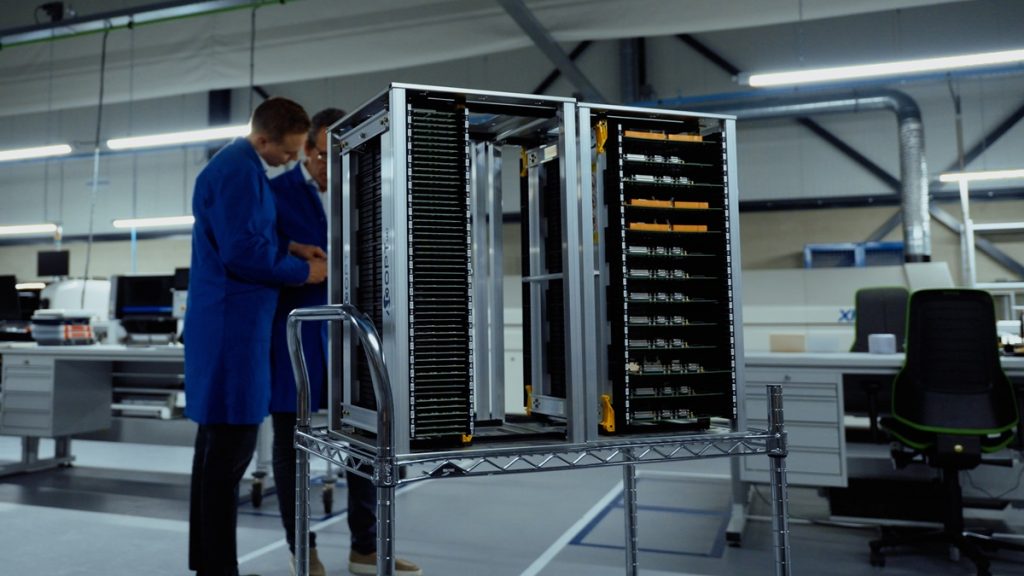 2 Medewerkers Kast Met Pcb Actemium In Nederland Locatie Uden