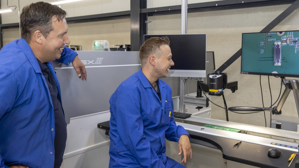 AQC kijkend naar computer Actemium in Nederland, locatie Uden