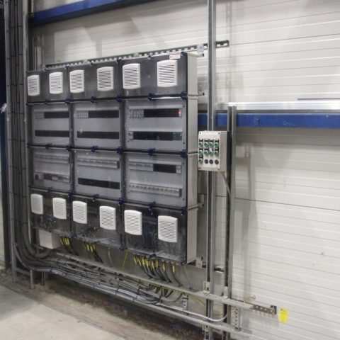 Actemium gebouwautomatisering: schakelkast met regel- en besturingscomponenten voor gebouwbeheersystemen. In een technische ruimte zijn bekabeling, verdeelinrichting en automatiseringspanelen zichtbaar die bijdragen aan het efficiënt beheren van installaties in gebouwen.