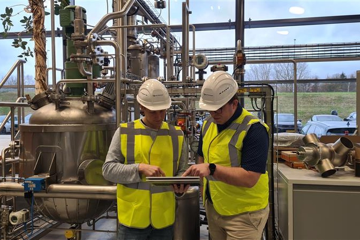 Specialisten beoordelen een procesinstallatie op locatie om procesveiligheid, risico's en de betrouwbaarheid van kritische systemen te waarborgen bij Actemium in Nederland.