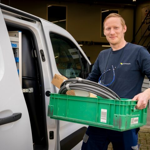 Actemium elektromonteur voor elektrotechnische installaties, industriële elektrotechniek en instrumentatie laadt materialen uit een bedrijfswagen. De foto toont de voorbereiding van werkzaamheden aan industriële installaties, waarbij bekabeling, componenten en technische middelen worden ingezet voor betrouwbare en veilige productieomgevingen.
