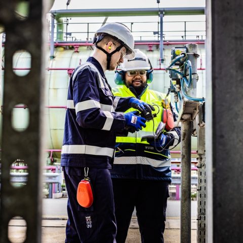 Actemium technici voeren metingen uit aan elektrotechnische installaties voor industriële elektrotechniek en instrumentatie. Op de foto controleren specialisten de conditie en werking van technische installaties om veiligheid, betrouwbaarheid en beschikbaarheid te waarborgen.