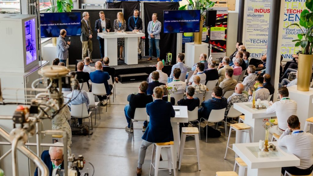 Bezoekers, sprekers en demonstraties tijdens het evenement Industrie in 4D bij Actemium in Nederland, locatie Veghel, waar professionals uit de industrie kennis delen over digitalisering, innovatie en industriële automatisering.