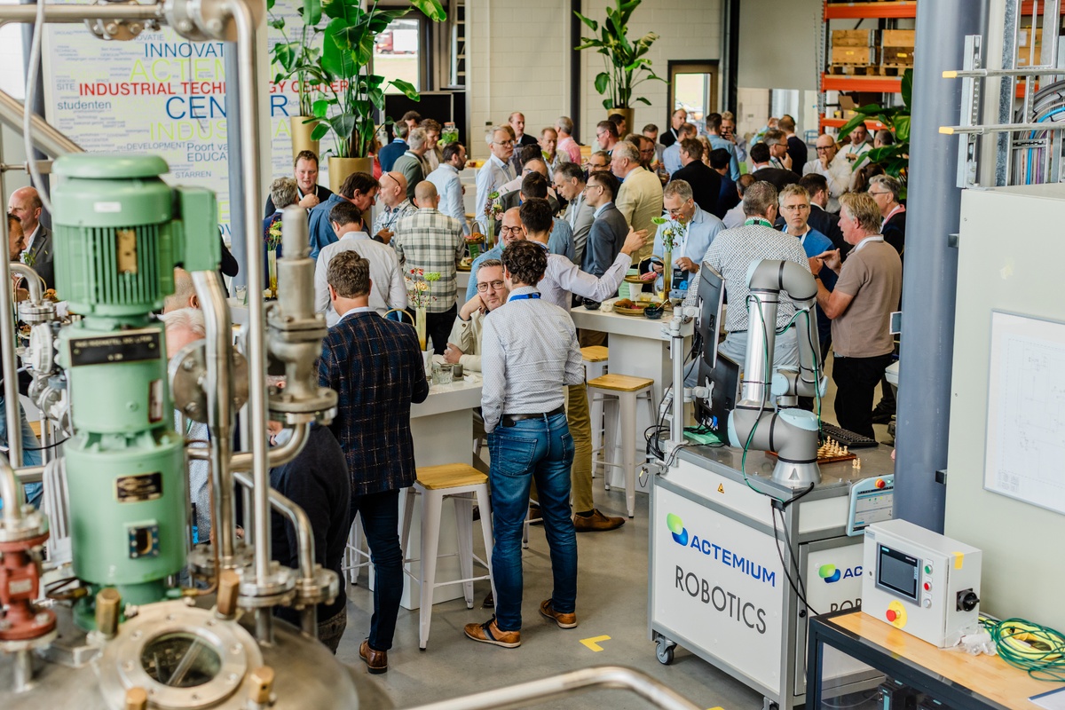 Bezoekers, sprekers en demonstraties tijdens het evenement Industrie in 4D bij Actemium in Nederland, locatie Veghel, waar professionals uit de industrie kennis delen over digitalisering, innovatie en industriële automatisering.