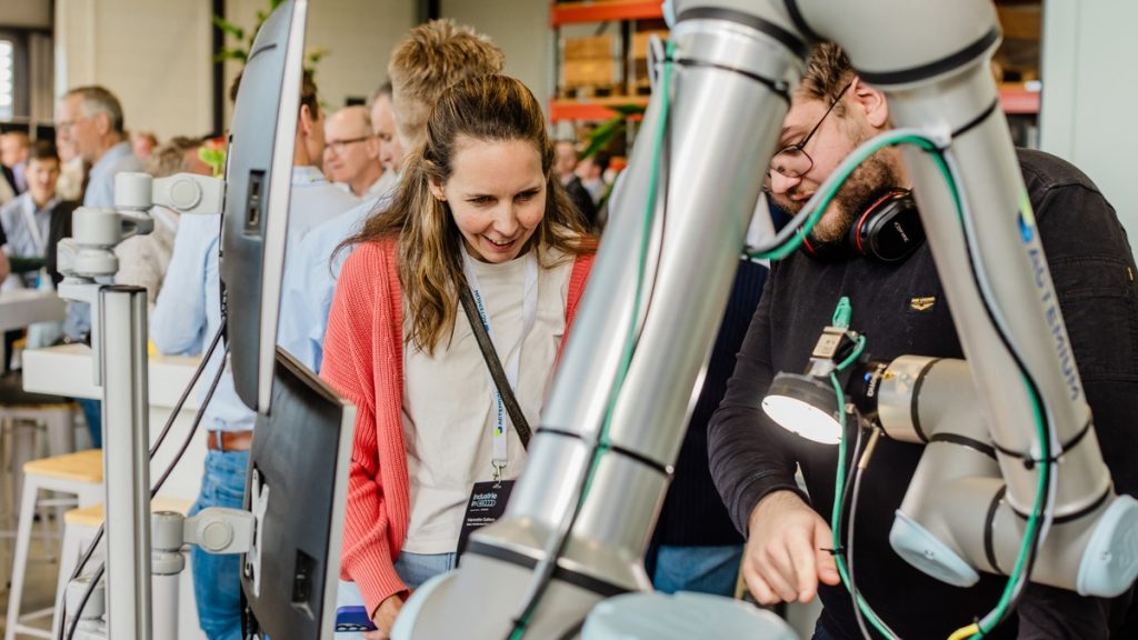 Bezoekers, sprekers en demonstraties tijdens het evenement Industrie in 4D bij Actemium in Nederland, locatie Veghel, waar professionals uit de industrie kennis delen over digitalisering, innovatie en industriële automatisering.