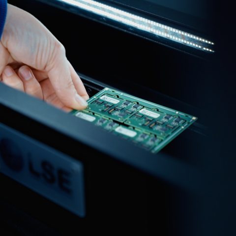 Hand Die PCB Vasthoudt Actemium In Nederland Locatie Uden