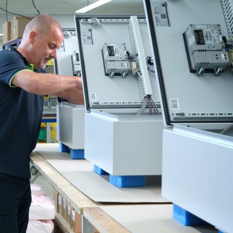 Assemblage van besturingskasten in serieproductie Actemium in Nederland, locatie Veghel