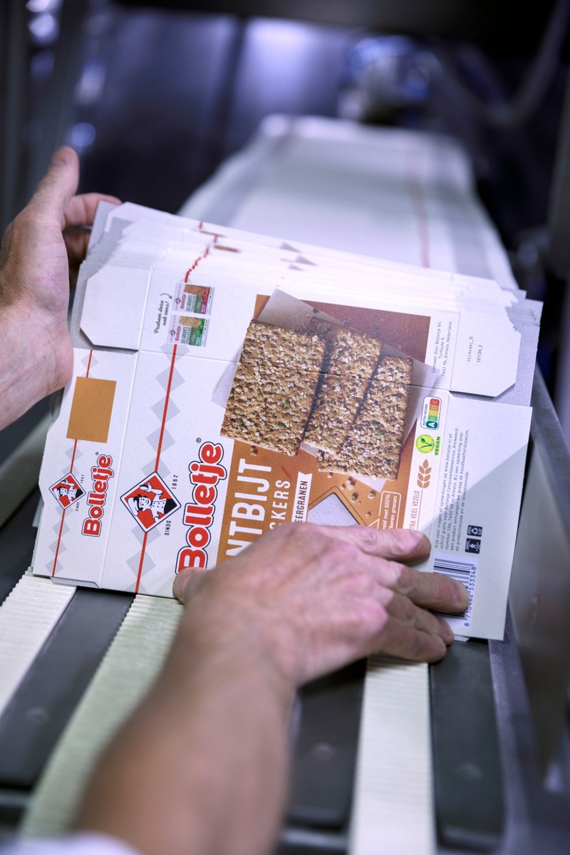 Verpakkingsproces van Bolletje ontbijtcrackers in de fabriek in Heerde met geautomatiseerde productielijn en kartonnen verpakking.