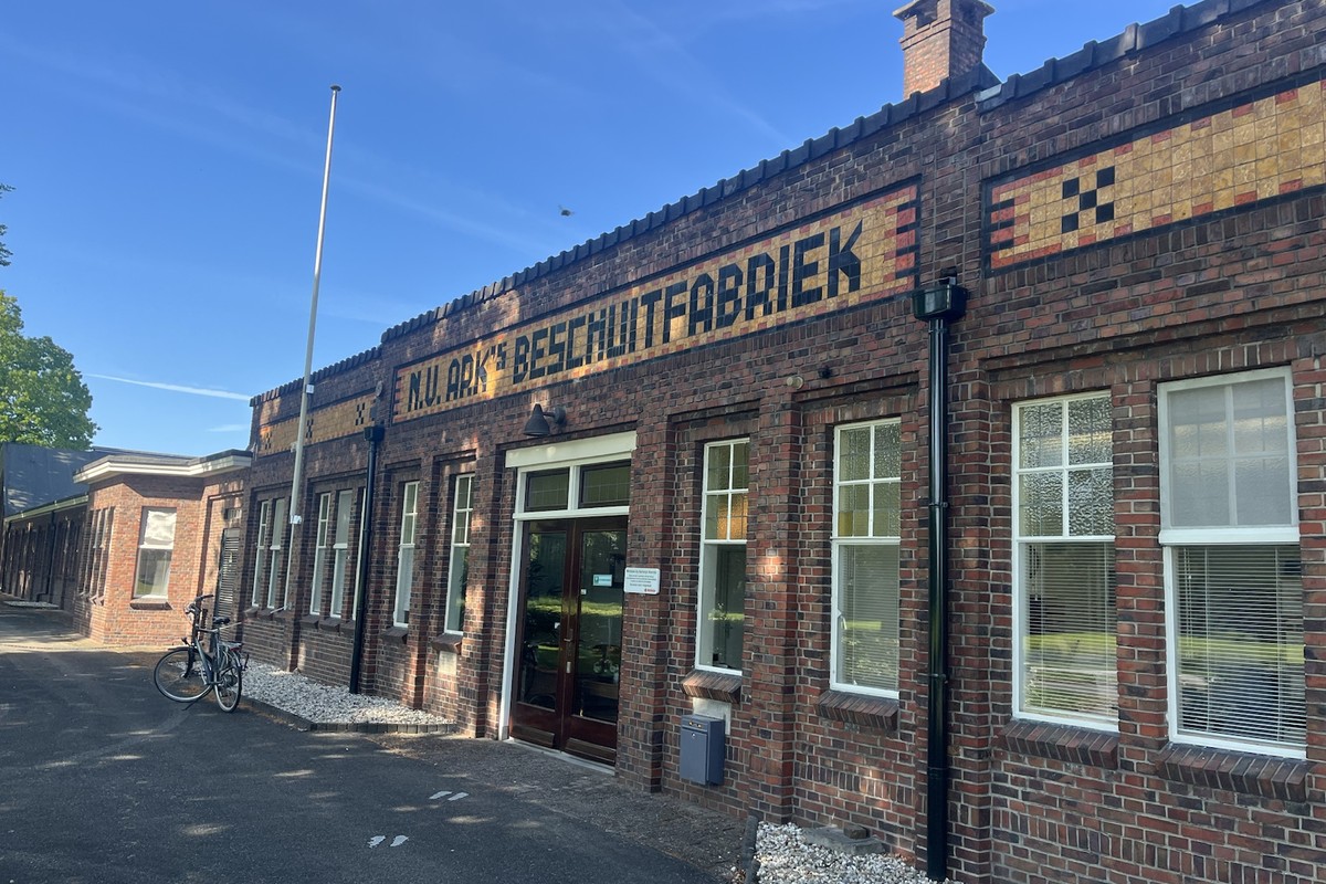 Historisch bedrijfsgebouw van Bolletje met karakteristieke gevel.