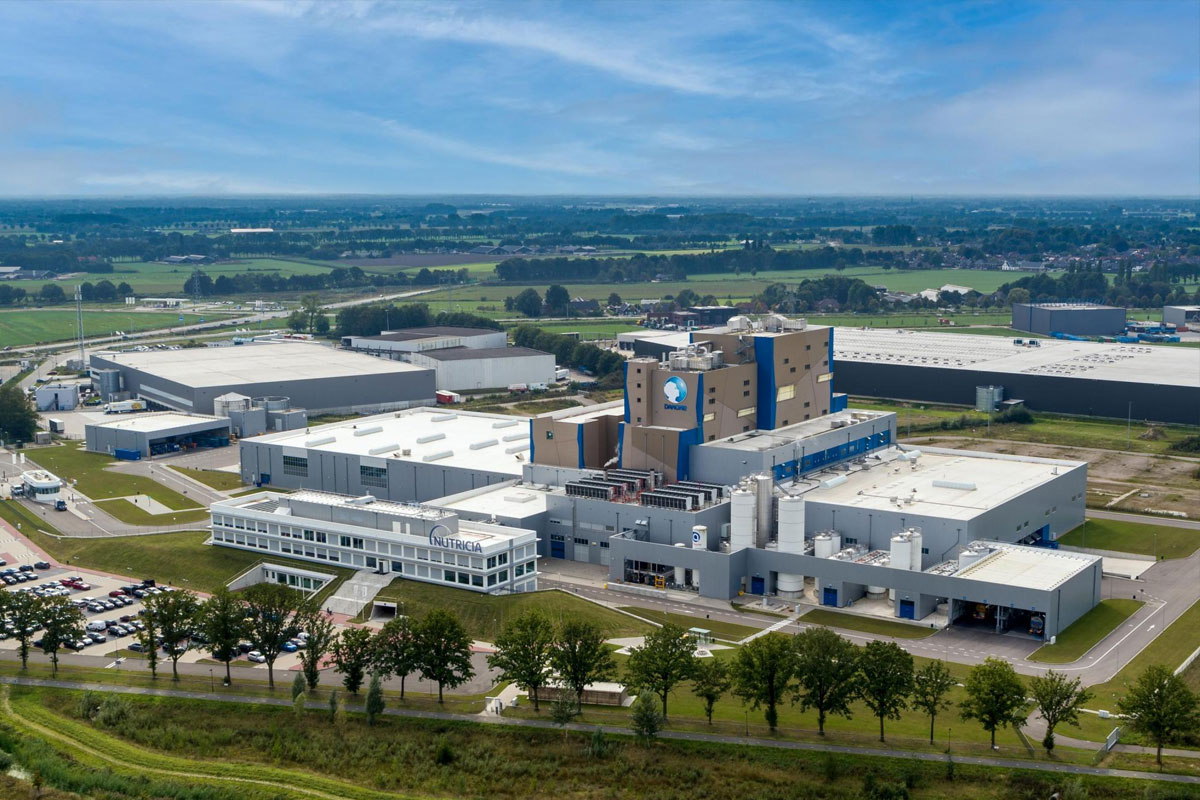 Luchtfoto van de productielocatie van Danone Nutricia in Haps, waar geavanceerde procesinstallaties en productievoorzieningen samenkomen