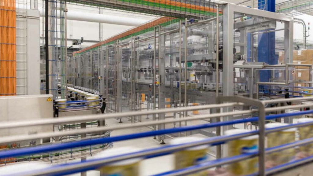 Moderne verpakkingslijn in de voedingsmiddelenindustrie bij Danone Nutricia in Haps, met geautomatiseerde verwerking van consumentenproducten Actemium in Nederland