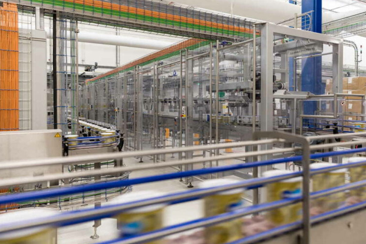 Moderne verpakkingslijn in de voedingsmiddelenindustrie bij Danone Nutricia in Haps, met geautomatiseerde verwerking van consumentenproducten Actemium in Nederland