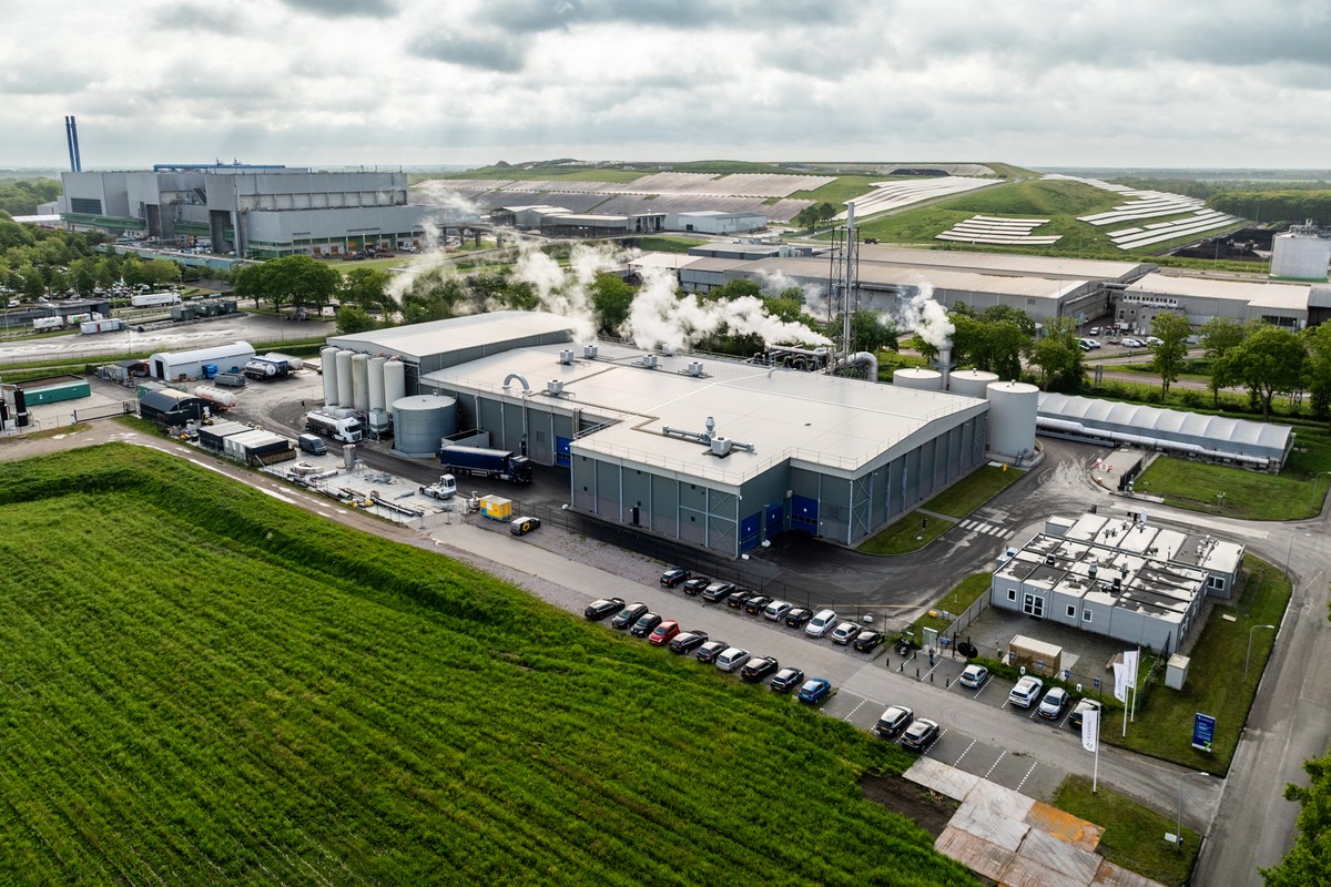 Luchtfoto van de productielocatie van Noblesse Proteins in Wijster, omringd door groene landbouwgronden, met productiehallen, installaties en opslagtanks zichtbaar vanaf een verhoogd perspectief.